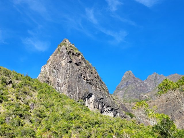 Depuis le sentier, le Piton de Sucre paraît très pointu