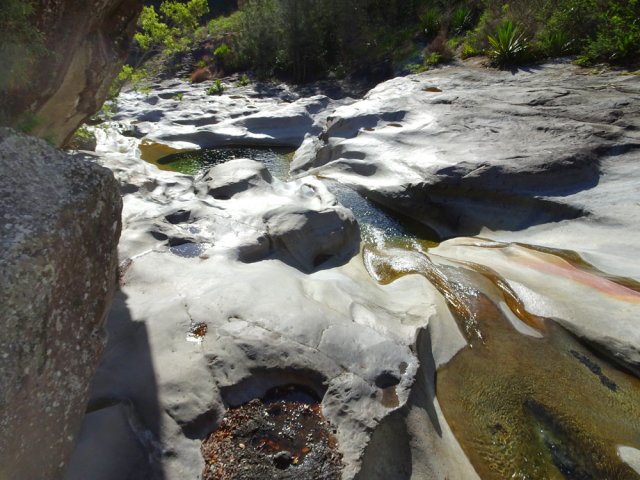 On parvient au site du Bassin Roche après une forte descente en sous-bois