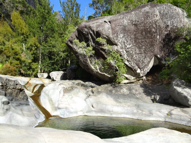Le gros rocher dominant le bassin très fréquenté par les baigneurs