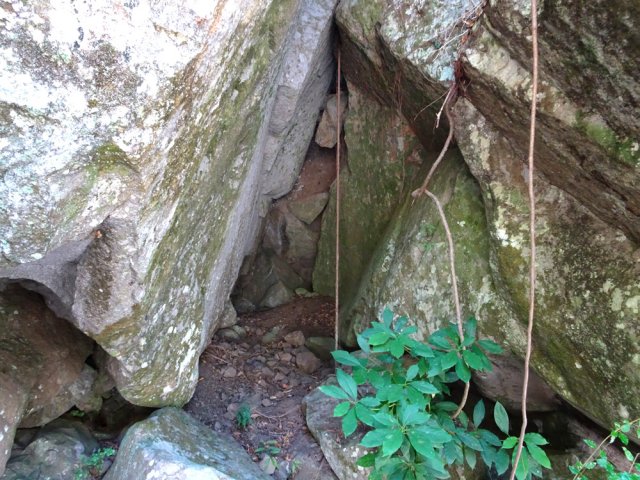 La petite grotte sous le rocher
