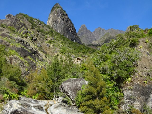 On est encore dominé par le Piton de Sucre