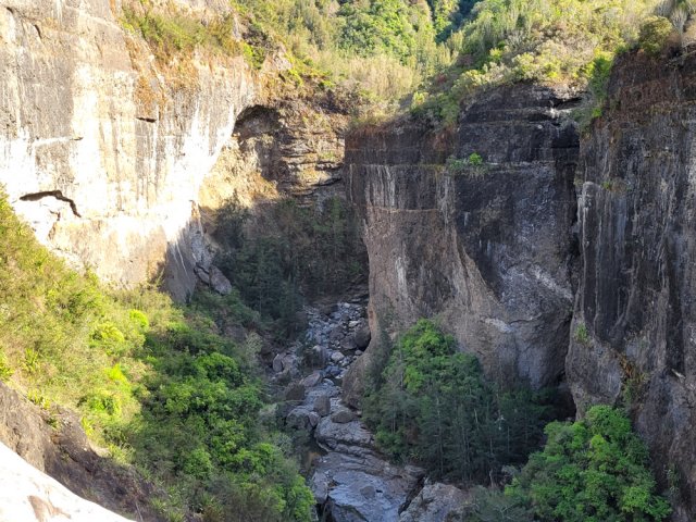 On domine l'impressionnante vallée du Bras Rouge depuis le haut de la Chapelle
