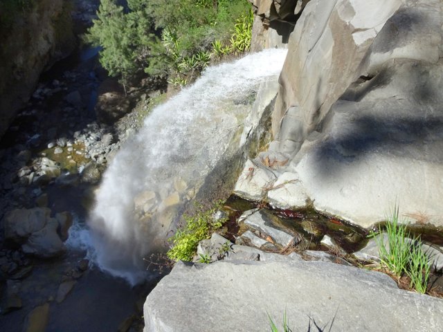 Une vue globale de la Cascade du Bras Rouge depuis les derniers mètres de la Ravine Ferrière