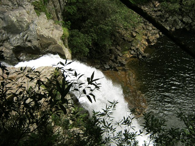 On peut également monter au-dessus de la cascade pour apercevoir l'ensemble du bassin