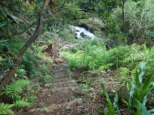 Impressionnante descente vers une petite cascade pour aller au Bassin de la Mer