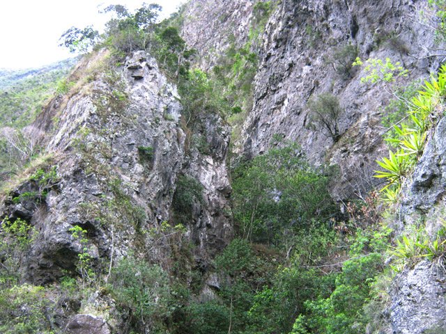 Grosse barre rocheuse servant de point de repère pour trouver le sentier de l'Îlet Commandeur