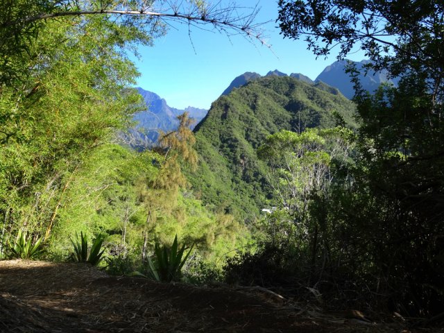 Descente vers Grand Fond Extérieur avec vues sur le Cirque de Cilaos