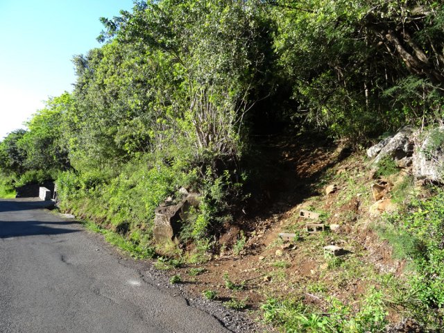 Départ du sentier du Coteau Sec qui évite de monter par la route des tennis
