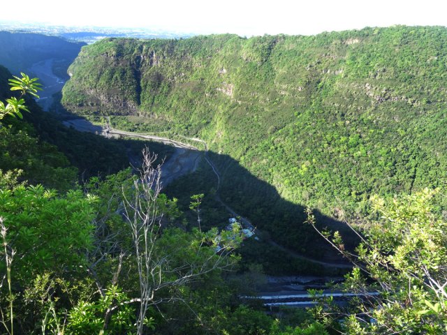 Point de vue sur le Bras de Cilaos et les travaux de la nouvelle route de Cilaos