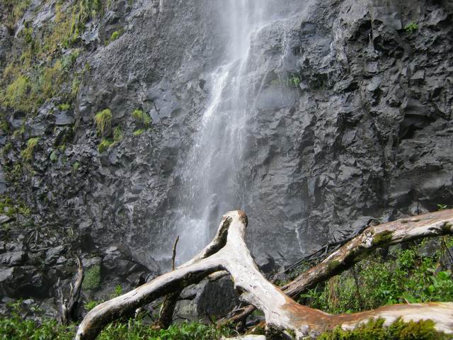 Cascade à 25 mètres du sentier. Traversée sans danger
