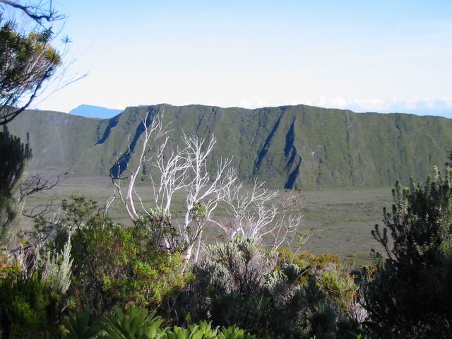 Le rempart de la Rivière de l'Est depuis le sentier du Nez Coupé de Ste-Rose
