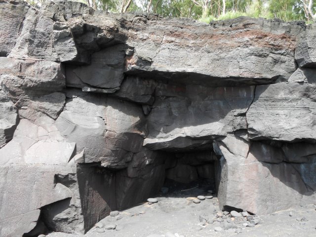On peut même s'arrêter à l'ombre d'une des grottes de la falaise
