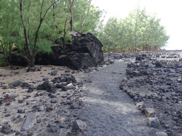 La marche est facile sur les parties sableuses du Quai de Limon