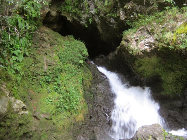 L'eau surgit de la grotte-arche et finit dans le bassin Canne