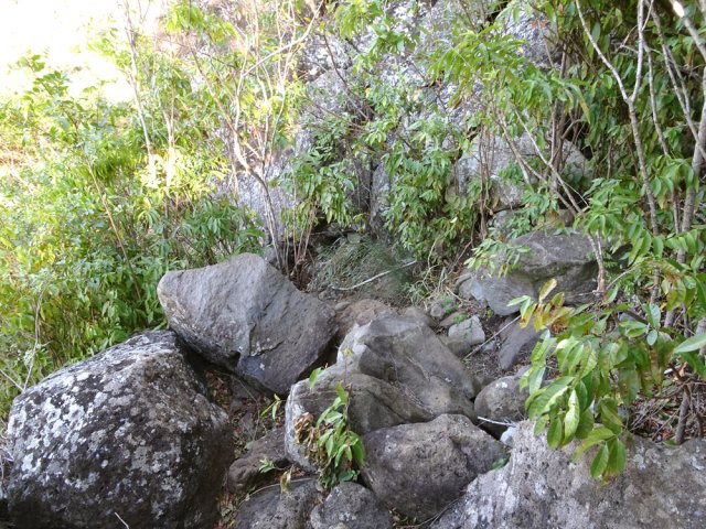 Le sentier est très technique. Ralentir le pas