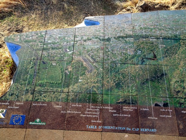 Une table d'orientation sur laquelle on peut marcher