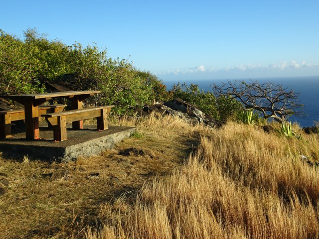 Passer près de la table pour rejoindre le rempart