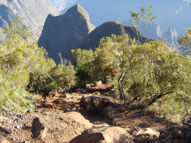 Beaucoup plus de roches sur la suite de la montée avec vue sur la Crête des Orangers