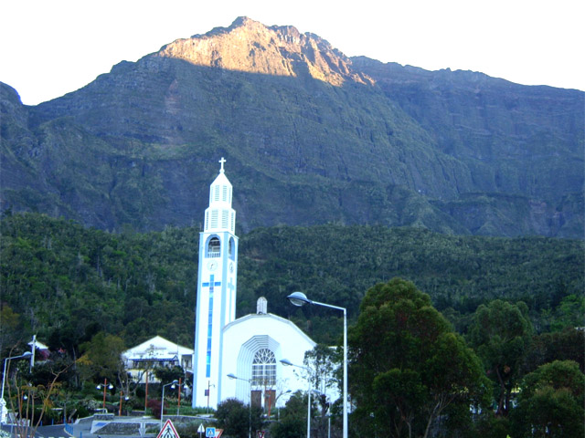 Lever de soleil sur le Piton des Neiges. Il faut partir tôt