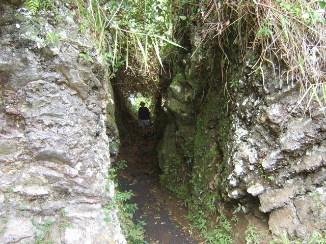 Une faille dans la roche termine le sentier Corymbis