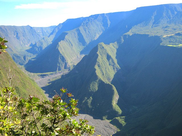 Le Rein de Bouc et l'Îlet Dimitile dans l'ombre