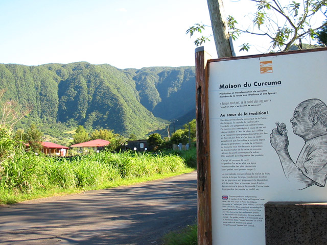 Le village de la Plaine des Grègues depuis la Maison du Curcuma