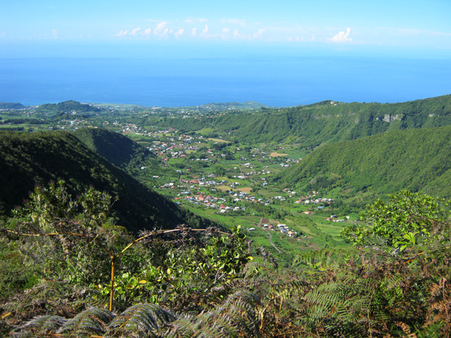 Le calme village de la Plaine des Grègues dans la descente