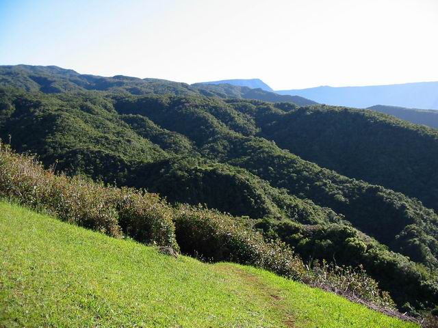 La Ligne des Mille depuis l'aire des parapentes. A l'horizon, le Morne Langevin