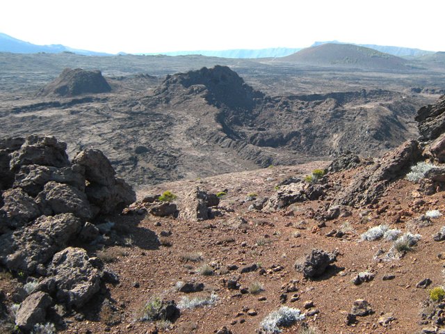 Quelques tas de pierres de lave posés là par l'homme