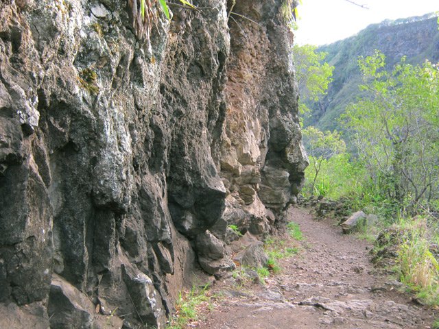 Hautes falaises de basalte une bonne partie de la montée