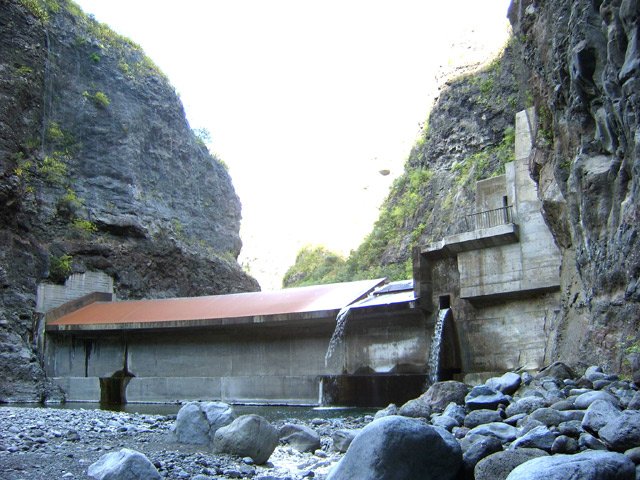 Le barrage sur la Rivière des Galets