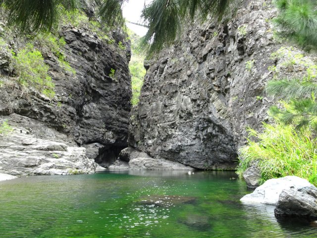 On aperçoit la passerelle qui sera employée au retour