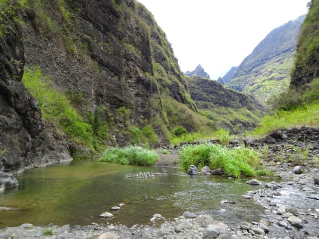 Longue descente de la Rivière avant d'entreprendre la montée vers Dos d'Ane