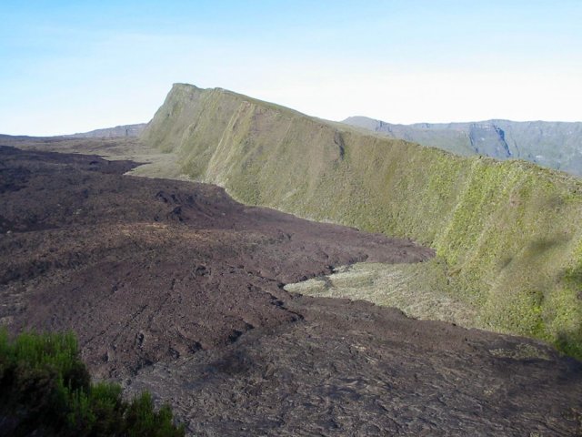 Le rempart vu du Nez Coupé de Sainte-Rose, fin de la descente