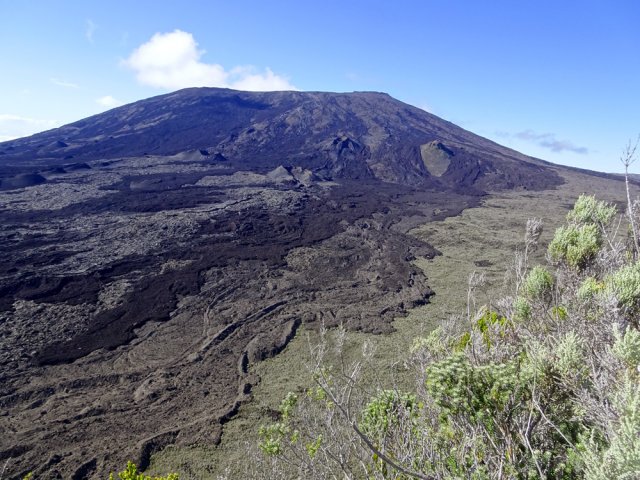 On a sous les yeux toute la face nord du Piton de la Fournaise