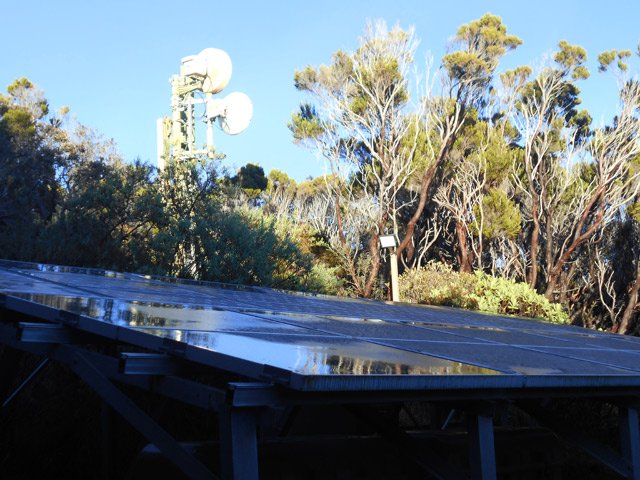 On peut prendre un sentier à partir des panneaux pour terminer la montée