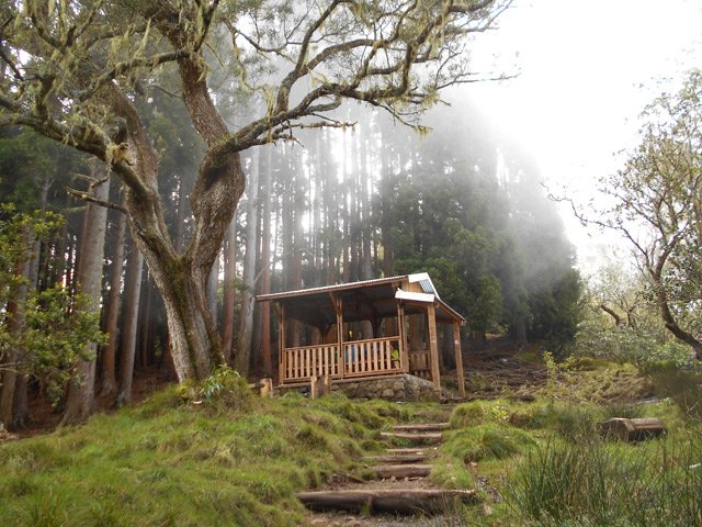 L'abri près de la source pour une halte à mi-parcours