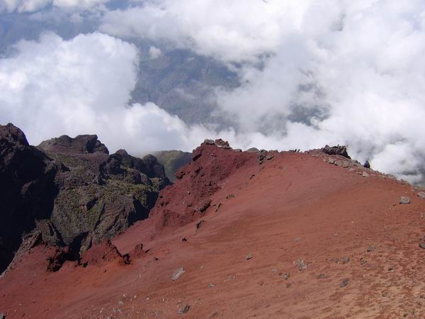 Dangereux précipices tout autour du sommet du Piton des Neiges
