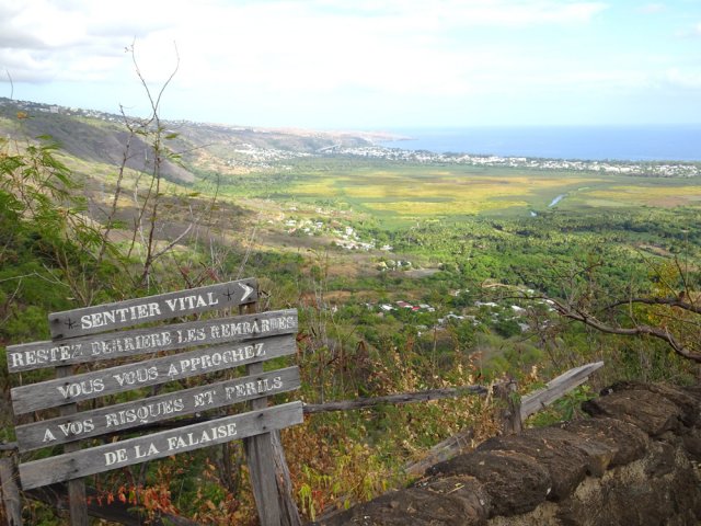 Larges panoramas sur l'étang et Saint-Paul