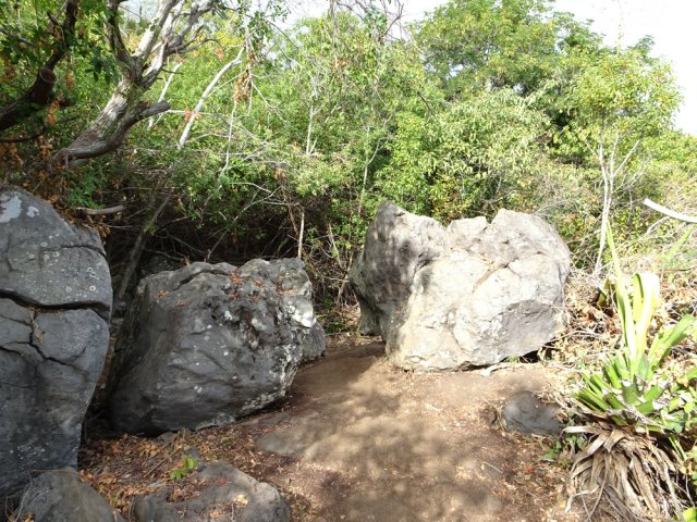 De gros rochers encombrent le sentier mais on passe facilement