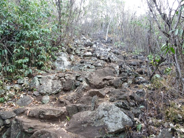 Très forte montée avec hautes marches en pierre