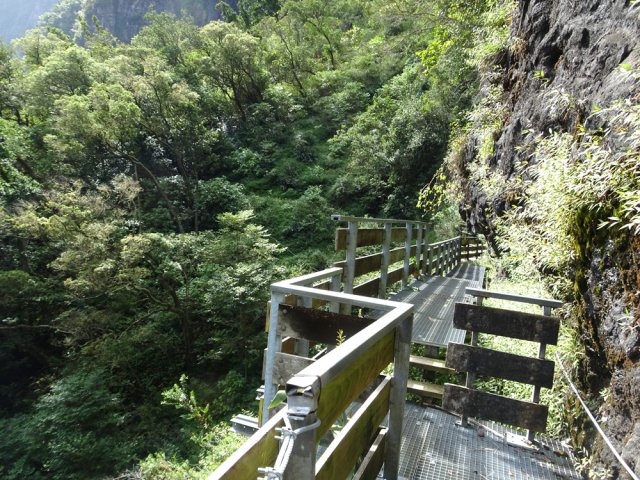 Un long balcon presque plat au-dessus du vide