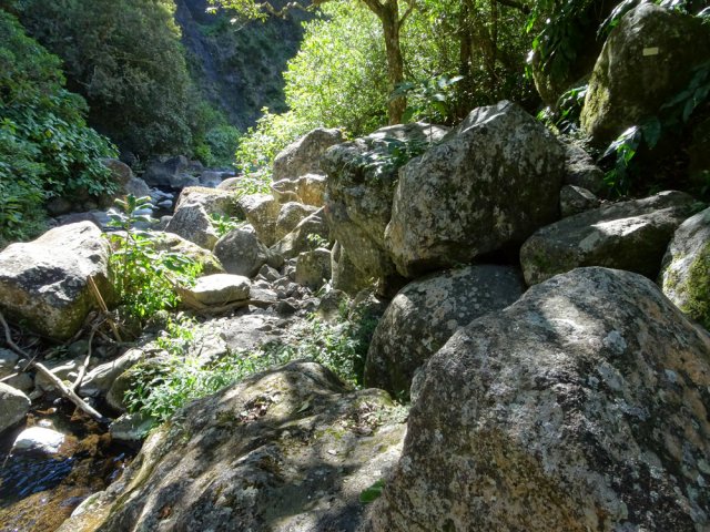 Les balises blanches sur les rochers guident pour les traversées rocheuses