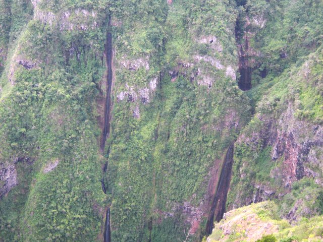 Minuscules cascades mais de plusieurs centaines de mètres de hauteurs