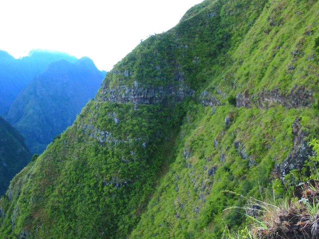 La canalisation à flanc de rempart et le Piton Cabris au loin
