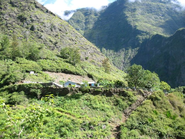 Le sentier, tout en marches, qui rejoint l'îlet supérieur