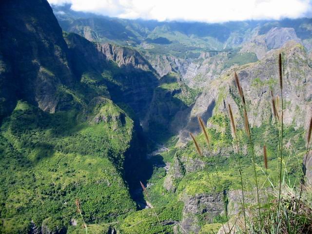 On aperçoit le sentier vers Bord Bazar et les flancs du Piton Cabris