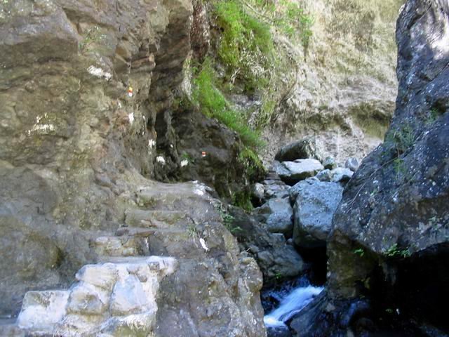 L'escalier creusé dans la muraille proche du captage