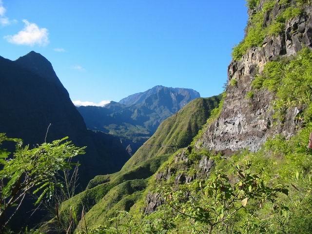 La canalisation à flanc de falaise et le Piton Cabris