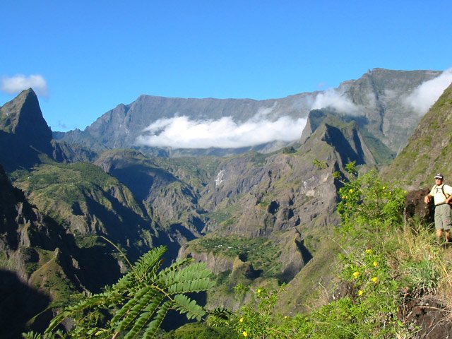 Le Maïdo et plus loin, le Grand Bénare